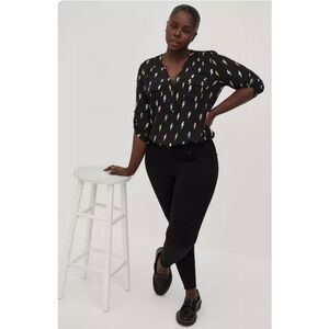 Torrid Harper‎ Black Lightning Bolt Print Blouse Size 4 Roll Tab Sleeve Top